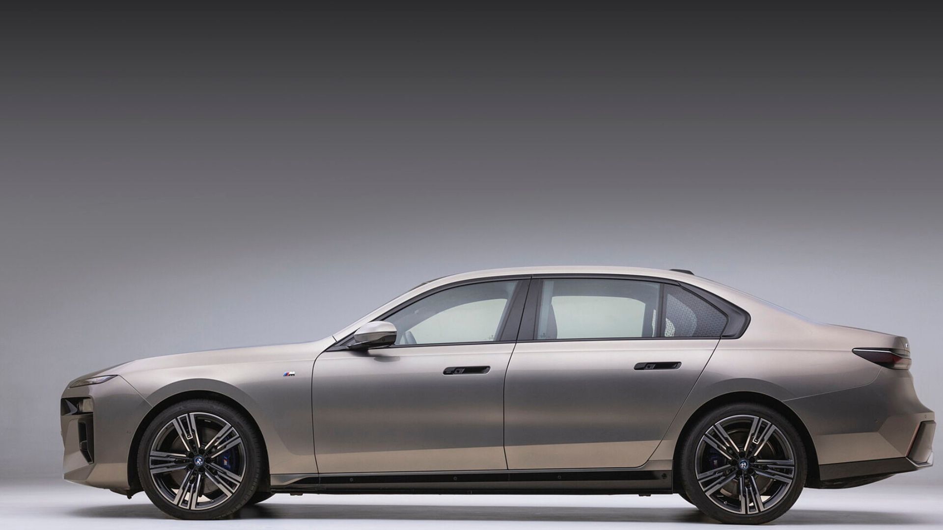 BMW-i7-Right-side-view