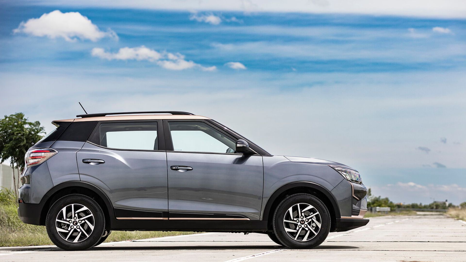 Mahindra-XUV400-EV_Right-view